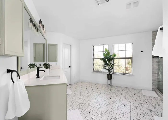 Grand 6br 3ba Pool Escape Holiday home